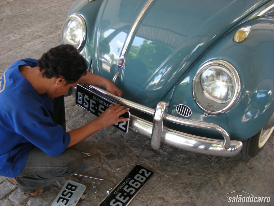 Colocação placa preta