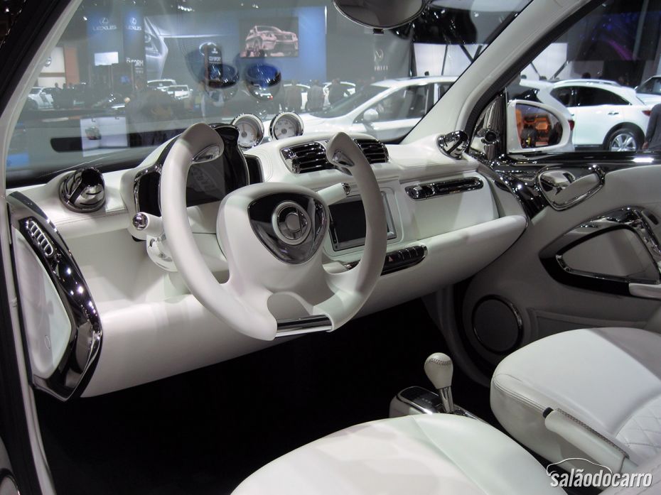 Carro com asas da Smart tem interior todo branco. 