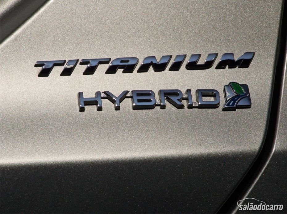 Detalhe do emblema Hybrid Titanium