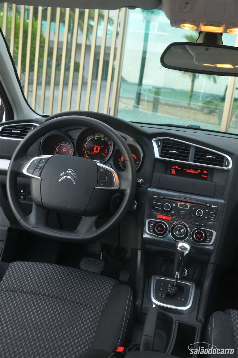 Interior do Citroën C4 Lounge