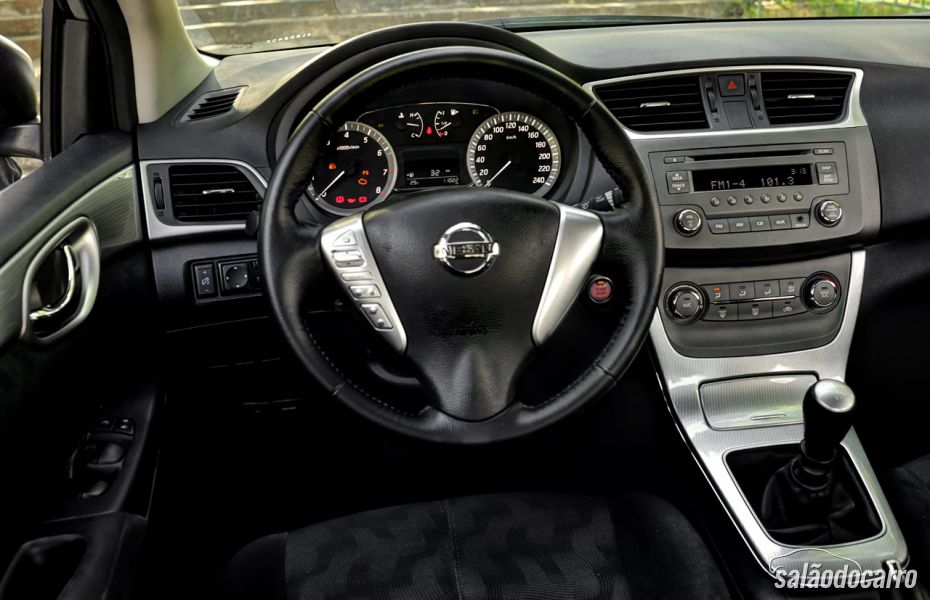 Interior do Nissan Sentra S