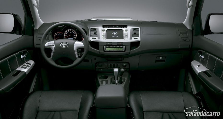 Toyota Hilux ganha versão com motor flex 