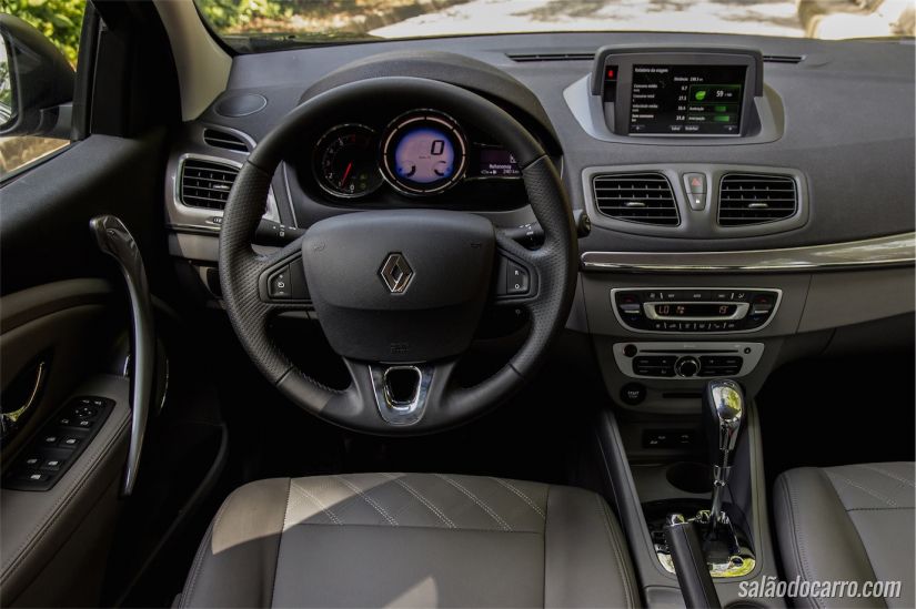 Interior do sedan médio da Renault