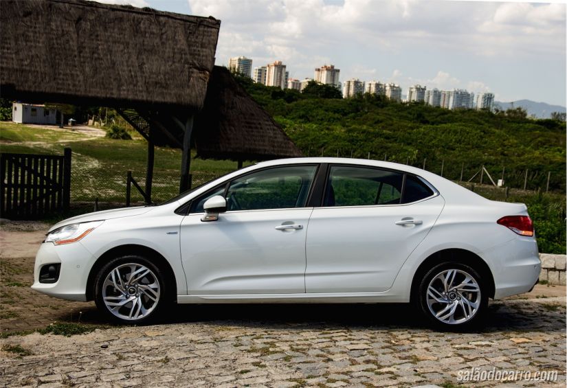 Visão lateral do sedan médio