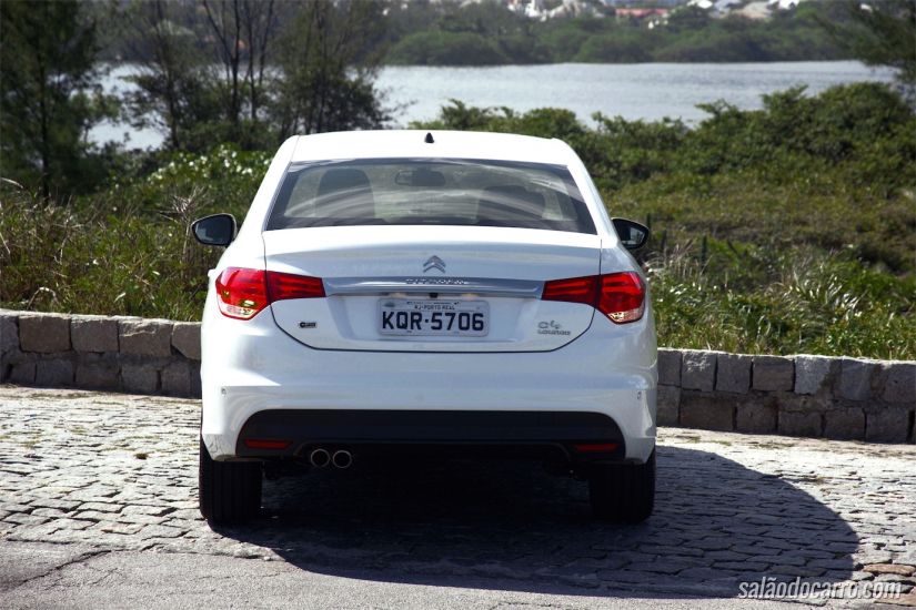 Visão traseira do sedan médio