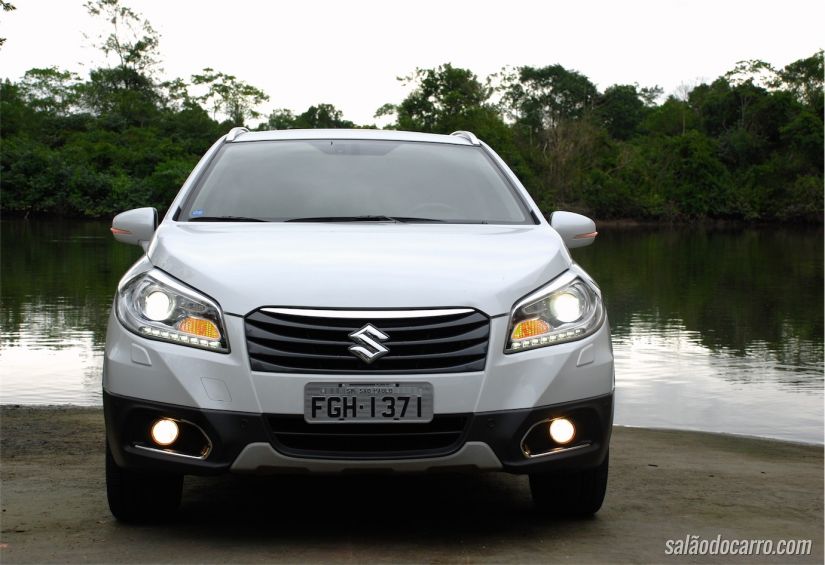 Suzuki S-Cross: desenho da dianteira lembra os modelos da Volvo