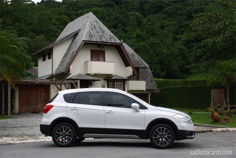 Visão lateral do Suzuki S-Cross