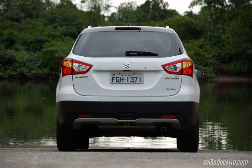 Visão traseira do SUV compacto