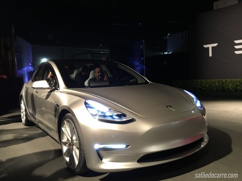 Tesla revela o Model 3 sob grande expectativa