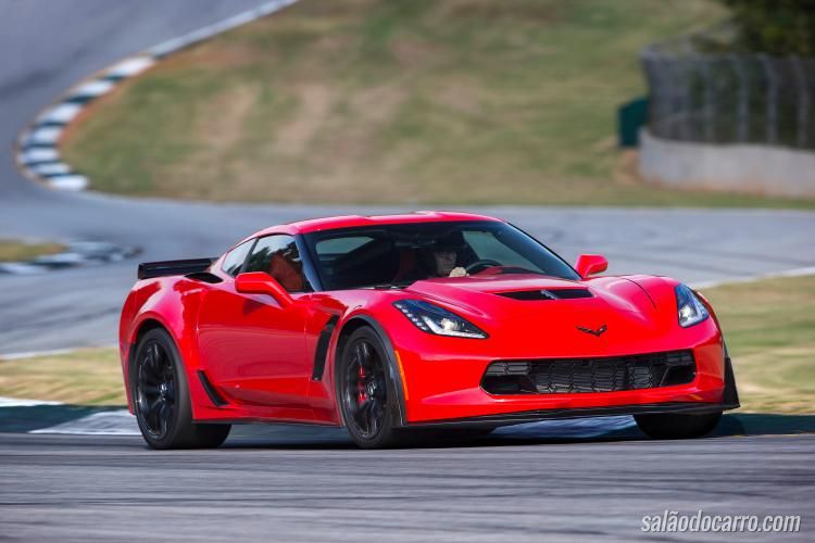 Novo Corvette pode ter motor central traseiro