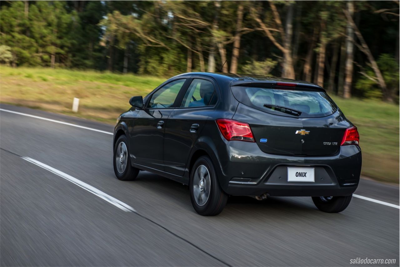 Chevrolet Onix 2017 parte de R$ 44.890; Prisma sai por R$ 53.690 - Autos  Segredos