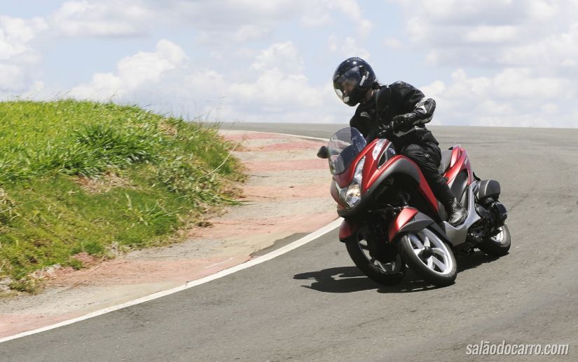Scooter de 3 rodas da Yamaha consegue oferecer estabilidade nas curvas e nas frenagens