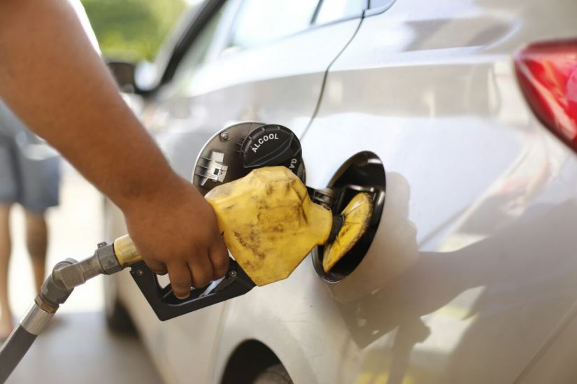 Preço médio da gasolina cai para os consumidores