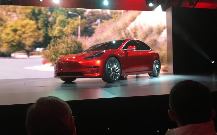 Tesla lança Model 3 e tenta ampliar seu público com carro mais “popular”