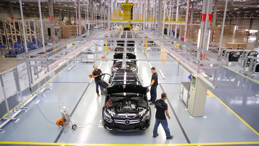 Metalúrgicos paralisam atividades na fábrica de Mercedes-Benz