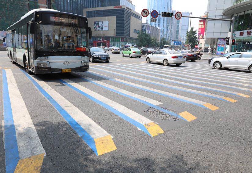 China lança faixa de pedestre em 3D