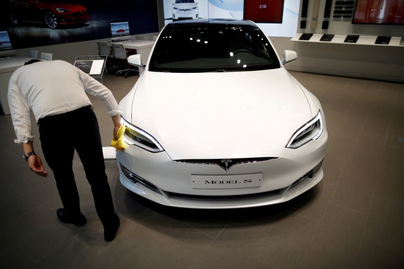 Funcionários afirmam que carros produzidos pela Tesla teriam sua qualidade prejudicada