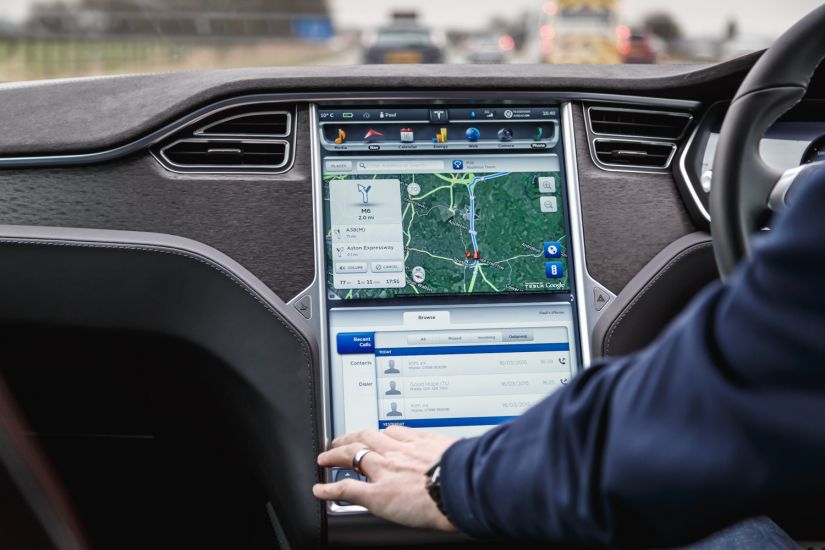 Elon Musk apresenta novo sistema de navegação para carros da Tesla