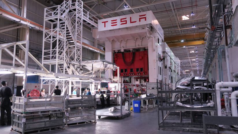 Tesla anuncia corte de 9% de seus postos de trabalho