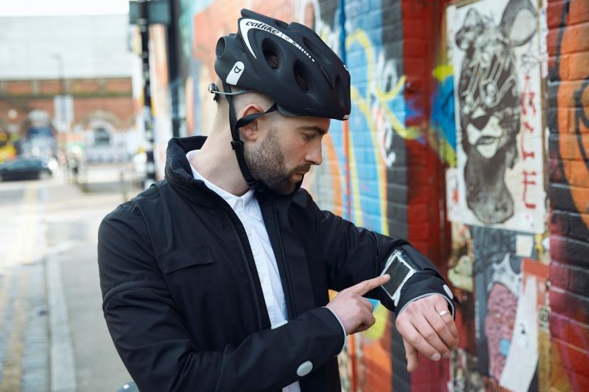 Ford cria jaqueta com itens de tecnologia e segurança para ciclistas