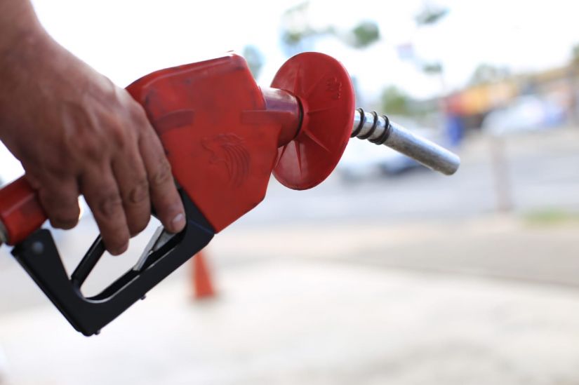 Gasolina e diesel fecham a semana com preço em queda