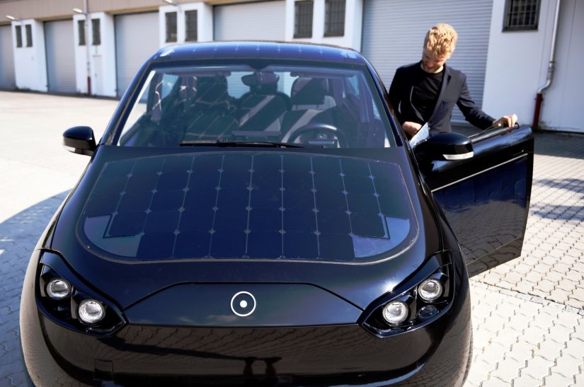 Empresa alemã apresenta carro elétrico movido a energia solar