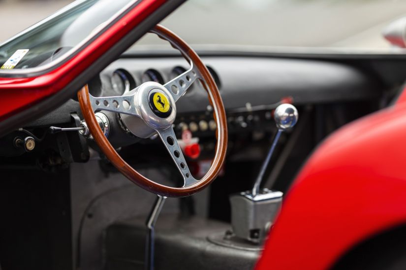 Ferrari bate recorde de carro mais caro vendido em leilão