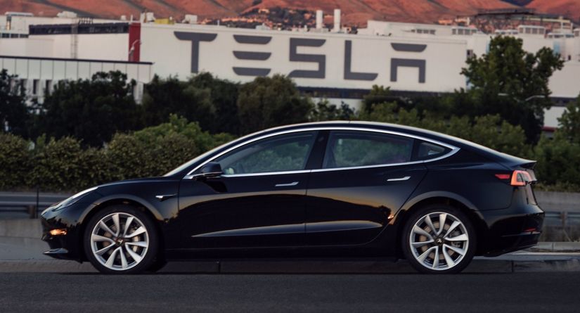 Tesla lança versão intermediária do Model 3 nos EUA