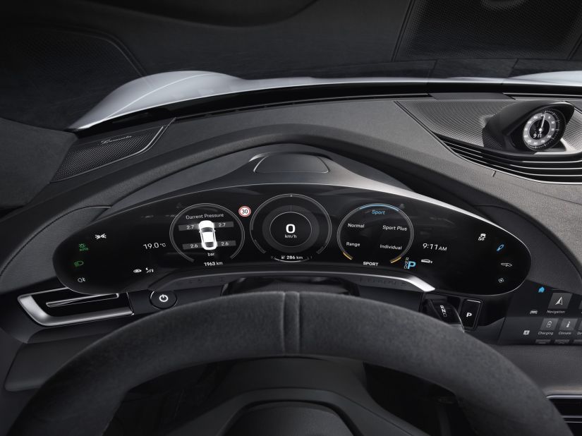 Porsche elétrico terá 4 telas em seu interior e motor de 600 cv de potência