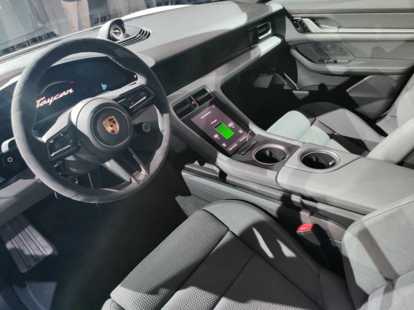 Porsche lança seu primeiro veículo elétrico