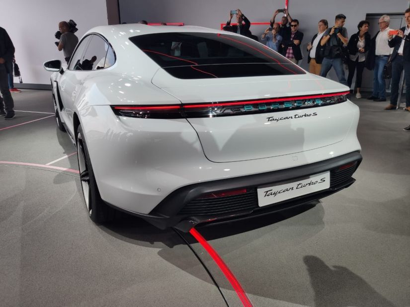 Porsche lança seu primeiro veículo elétrico