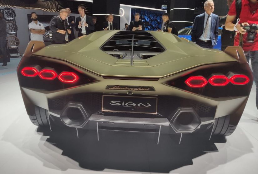 Lamborghini mostra o 1º carro híbrido da sua história