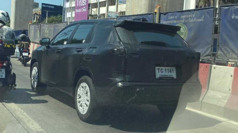 Novo Toyota Corolla Cross é flagrado em testes na Tailândia