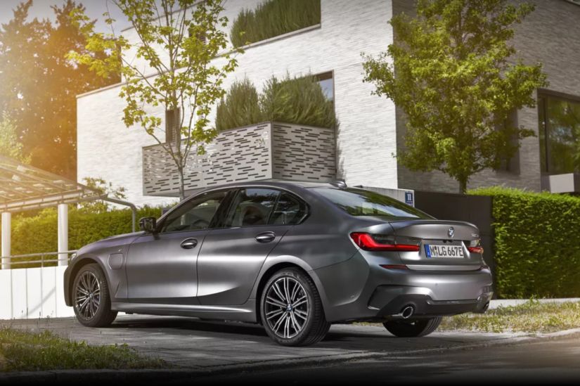 BMW lança novo Série 3 híbrido no Brasil 