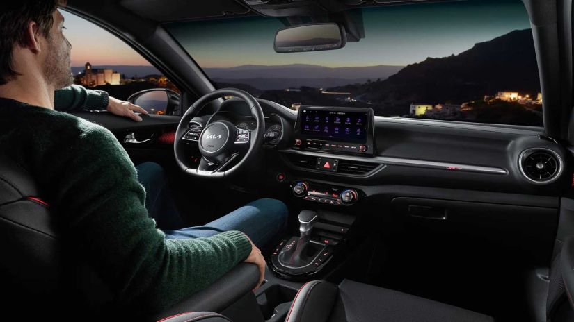 Kia Cerato Hatch 2022 deve ganhar novo visual e mais tecnologia
