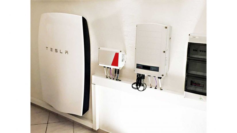 Tesla inaugura 1ª estação de carregamento solar sustentável
