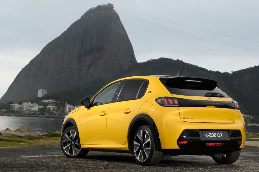 Peugeot 208 elétrico começa a ser vendido nacionalmente