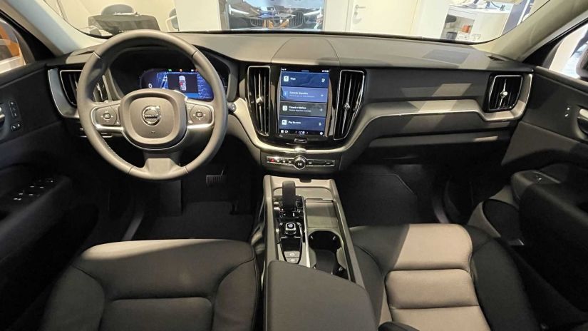 Volvo apresenta novo XC60 2022 com alterações no visual e novos itens de conectividade