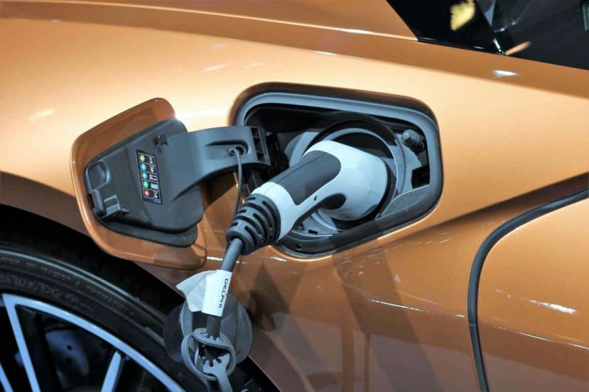 China anuncia corte de incentivos para carros elétricos 