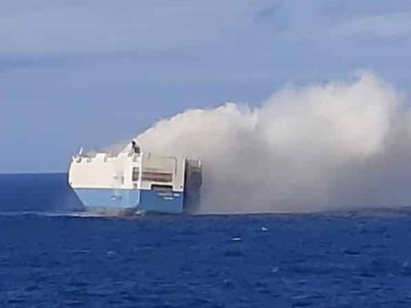 Navio com carros de luxo pega fogo e fica à deriva