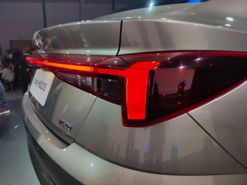 Hyundai HB20S 2023 terá novas lanternas e abertura do porta-malas por aproximação