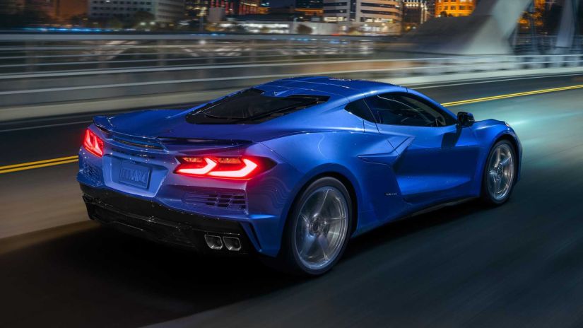 Corvette ganha modelo E-Ray híbrido que entrega 665 cv de potência