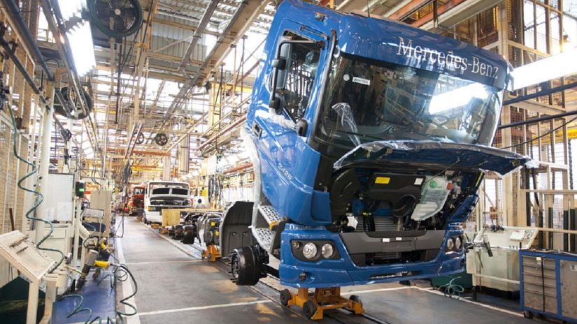 Mercedes-Benz vai paralisar um turno de fábrica de caminhões em SP