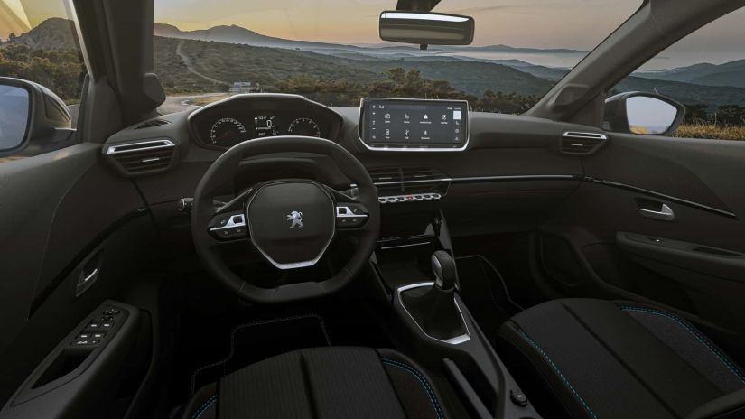Peugeot apresenta novo 208 2024 com mais itens e visuais inéditos