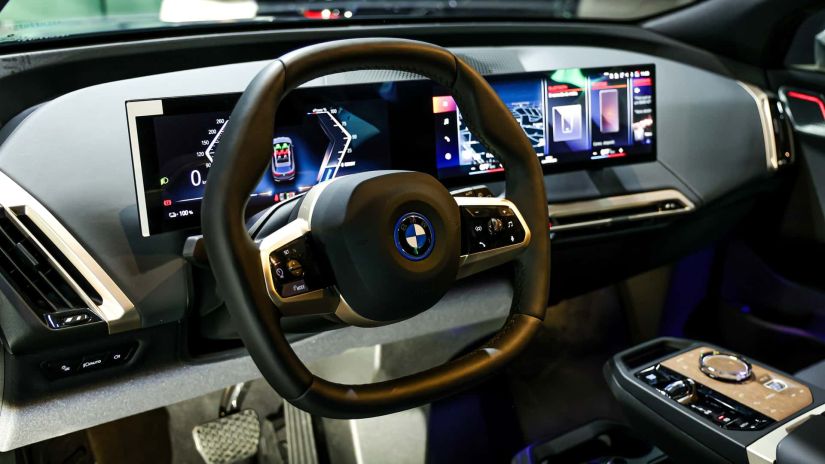 BMW apresenta novo iX M60, elétrico mais potente da marca.