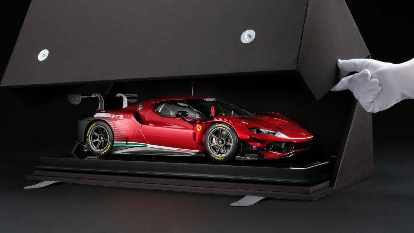 Miniatura de Ferrari 296 GT3 é vendida por cerca de R$ 88 mil