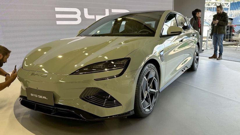 BYD já vende mais carros elétricos a bateria do que a Tesla