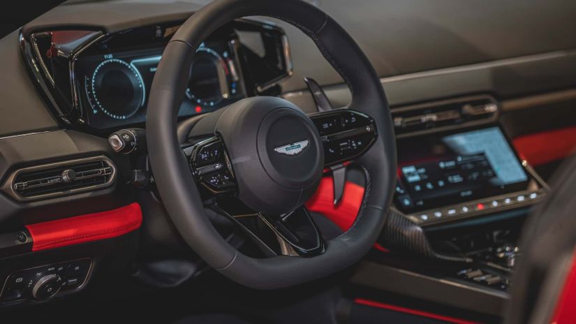 Aston Martin Vanquish chega ao Brasil com motor V12