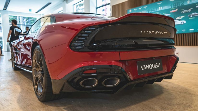 Aston Martin Vanquish chega ao Brasil com motor V12