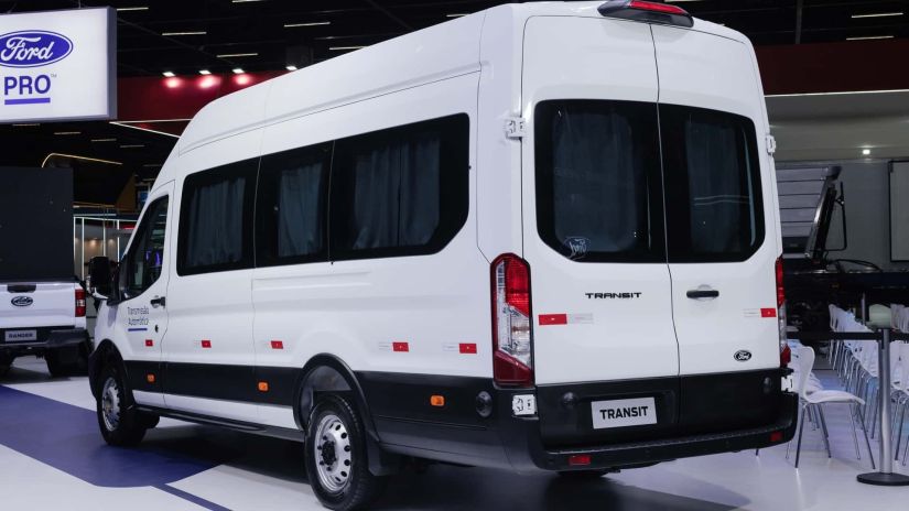 Ford apresenta Transit 2026 com mais recursos e novo painel multimídia